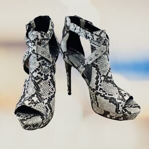 GBG by guess shoe heels snake skin size 7  gray‎ white